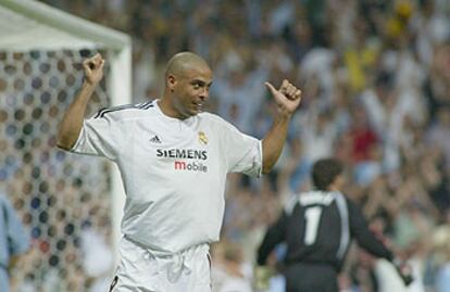 Ronaldo celebra su primer gol al Marsella.