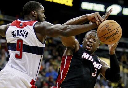 Dwyane Wade ante Martell Webster en el partido entre Miami Heat y Washington Wizards