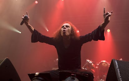 Ronnie James Dio, en un concierto con Heaven and Hell en Oslo (Noruega), en junio de 2009, 11 meses antes de morir. El gesto de la mano cornuda lo hizo como homenaje a su abuela italiana, que lo realizaba para ahuyentar a los malos espíritus.