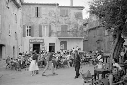 Terraza del café La Ponche de Saint-Tropez, en 1956. 