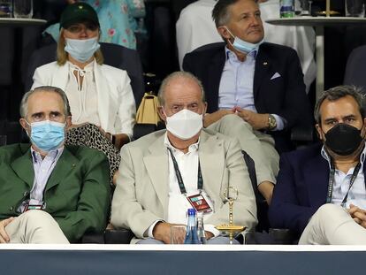 Juan Carlos I, en el centro, durante el partido de tenis entre Rafael Nadal y Andy Murray, este viernes.