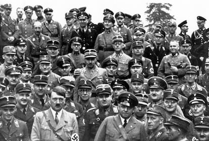 Oficiales nazis, junto a Hitler, en julio de 1933.