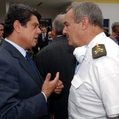 Federico Trillo (izquierda) y el general de división Vicente Navarro, durante los trabajos de identificación de las víctimas del Yak-42, el 27 de mayo de 2003.