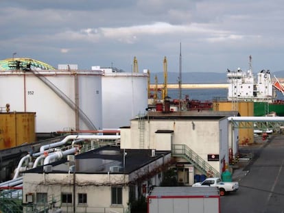Pantalán de la refinería de Repsol en La Coruña.