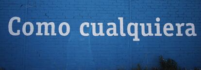 Parte de la canción 'El Alma No Tiene Colo' de los hermanos Carmona, que ha sido pintada en las paredes de La Cañada.