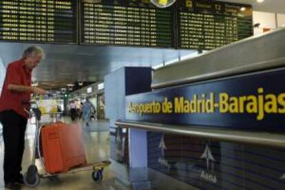 El Aeropuerto de Barajas de Madrid ha perdido un 14,7 por ciento de los vuelos y un 13 por ciento de viajeros. EFE/Archivo