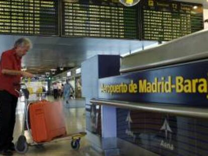 El Aeropuerto de Barajas de Madrid ha perdido un 14,7 por ciento de los vuelos y un 13 por ciento de viajeros. EFE/Archivo