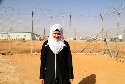 Marah tiene 18 años y ha estado viviendo en el campo de refugiados Zaatari de Jordania desde 2013. Está casada y es madre de Omar, de cinco meses. El sueño de Marah es convertirse en fotógrafa o cineasta profesional . "Mi mensaje para todas las mujeres jóvenes del mundo es que no dejen de soñar por ningún motivo".