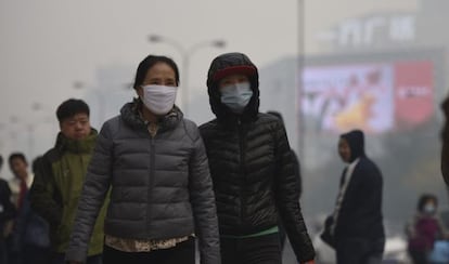 Ciudadanos chinos llevan mascarillas en Shenyang, en el noreste del país, para protegerse de la contaminación.