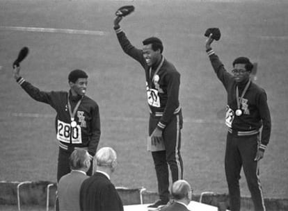 De izquierda a derecha, los estadounidenses Larry James (plata), Lee Evans (oro) y Ronald Freeman (bronce) saludan con boinas negras durante la ceremonia de entrega de medallas en los Juegos de México 1968.