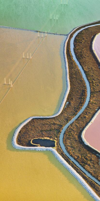 El fotógrafo australiano Paul Hoelen fijó su mirada en las salinas en torno a la bahía de San Francisco, en California. Un espectáculo cromático que se capta todavía mejor con una fotografía aérea y panorámica.