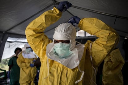 Una médico se equipa con el traje de protección antes de entrar a un centro de tratamiento de ébola en Beni (República Democrática del Congo). 