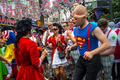 Fiesta de disfraces en una calle de Benidorm.