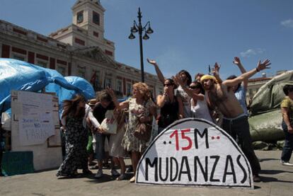 Los indignados de la Puerta del Sol anuncian el desalojo de la plaza tras un mes de acampada.