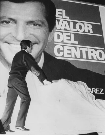 Adolfo Suárez, candidato del Centro Democrático y Social (CDS), en la pegada de carteles inaugural de la campaña electoral para las elecciones de 1986, en las que revalidó su escaño por Madrid. Tras 38 años de dictadura, Suárez fue uno de los grandes artífices de la Transición, tanto que pasó a la historia como el primer presidente elegido en las urnas en cuatro décadas. El 15 de junio de 1977, por primera vez desde 1936, se celebraron unas elecciones generales libres en España. Suárez fue el vencedor, al frente de un conglomerado de formaciones de centroderecha.