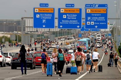 Imagen de octubre de 2019, durante las protestas en el aeropuerto de El Prat organizadas por Tsunami Democràtic. Viajeros afectados por el colapso del aeropuerto caminaban por la carretera de acceso con sus maletas