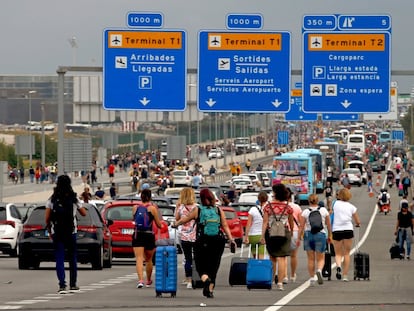 Imagen de octubre de 2019, durante las protestas en el aeropuerto de El Prat organizadas por Tsunami Democràtic. Viajeros afectados por el colapso del aeropuerto caminaban por la carretera de acceso con sus maletas