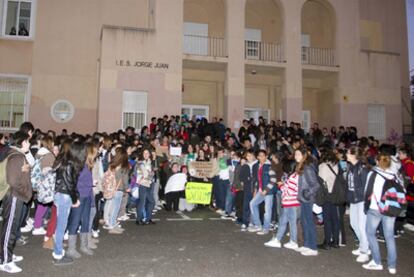 Alumnos del IES Jorge Juan de Alicante protestaron ayer por el apagón.