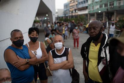 Pessoas aguardam na fila sua dose da Coronavac em Duque de Caxias, Rio de Janeiro, nesta quarta-feira.