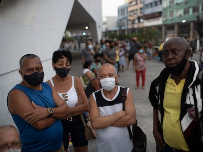 Pessoas aguardam na fila sua dose da Coronavac em Duque de Caxias, Rio de Janeiro, nesta quarta-feira.
