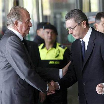 El Rey Juan Carlos saluda al alcalde de Madrid, Alberto Ruiz- Gallardón en IFEMA