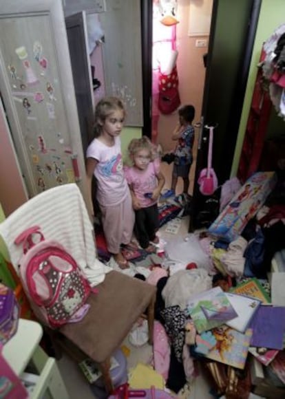 Dos niñas palestinas en su habitación, tras el registro de la casa por las fuerzas de seguridad israelíes en busca de armas, en Jerusalén.