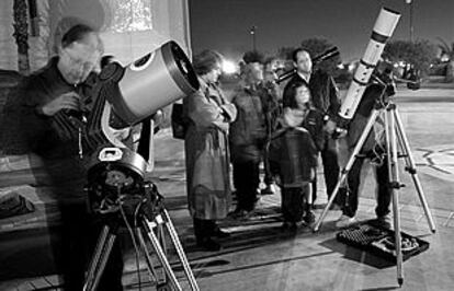 Aficionados a la astronomía observan las estrellas junto al Planetari de Castellón.