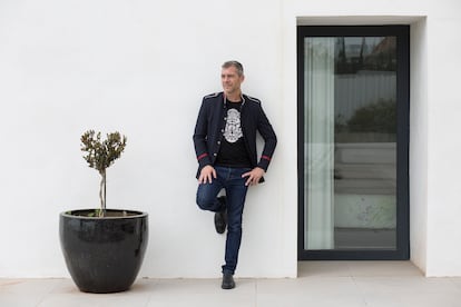 El escritor francés Romain Puértolas, a la entrada de su casa en Málaga.