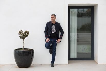 El escritor francés Romain Puértolas, a la entrada de su casa en Málaga.