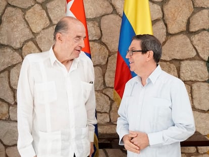 El canciller de Colombia, Álvaro Leyva, y su homólogo cubano, Bruno Rodríguez, en La Habana.