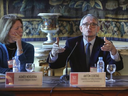 El catedr&aacute;tico de Econom&iacute;a y autor del libro &#039;El final del desconcierto&#039;, Ant&oacute;n Costas, durante la presentaci&oacute;n. 