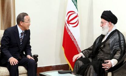 El ayatol&aacute; Ali Jameini con el secretario general de la ONU, Ban Ki-Moon, durante su encuentro en Teher&aacute;n. 