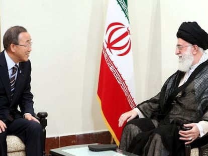 El ayatol&aacute; Ali Jameini con el secretario general de la ONU, Ban Ki-Moon, durante su encuentro en Teher&aacute;n. 