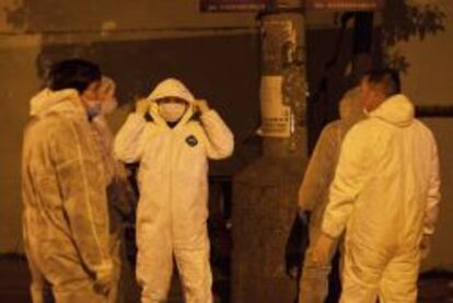 Técnicos especializados, en un mercado de Shanghai donde se ha detectado el virus de la gripe aviar.