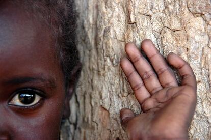 Mukjar, Darfur, Sudán. He de confesar que esta es una de mis fotografías preferidas y que, al contrario de lo que me preguntan a veces, no está recortada. A esta niña la encontré jugando en un centro de acogida para menores afectados por la guerra en Darfur. Creo que la intensidad de esa mirada habla por sí misma.