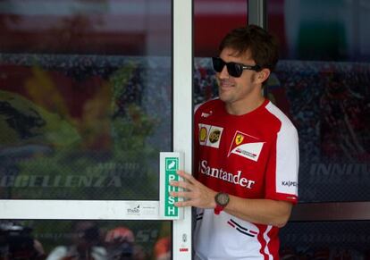 Fernando Alonso, a su llegada a Sepang. 