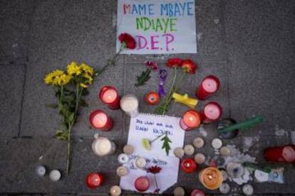 Flores, velas y demás recordatorios en memoria de Mmame Mbaye en el lugar en el que se produjo su muerte anoche en el barrio de Lavapiés (Madrid).