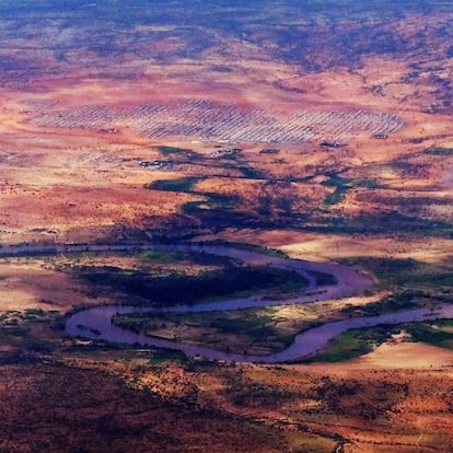 Vista aérea de uno de los campos de refugiados cerca de la frontera con Somalia. Dollo Ado es uno de los campos de refugiados más grandes del mundo. Alberga a 213.232 personas. Dollo Ado empezó a recibir refugiados de Somalia en 2010. Situado en el sureste de Etiopía, está a tan solo 70 kilómetros de la frontera somalí y está dividido en cinco campos: Hilaweyn, Bokolmanyo, Buramino, Melkadida y Kobe. 