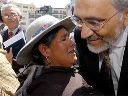 Una india chola saluda al nuevo presidente de Bolivia, Carlos Mesa, ayer en La Paz.