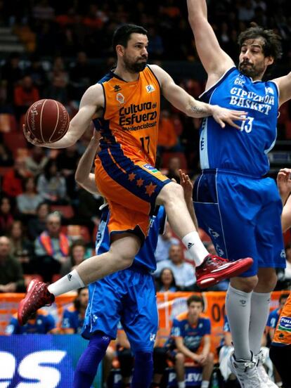Rafael Martínez,del Valencia y David Doblas, del Gipuzkoa Basket.