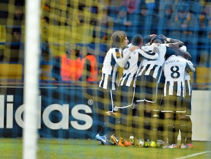Los jugadores del Newcastle celebran el gol ante el Metalist.