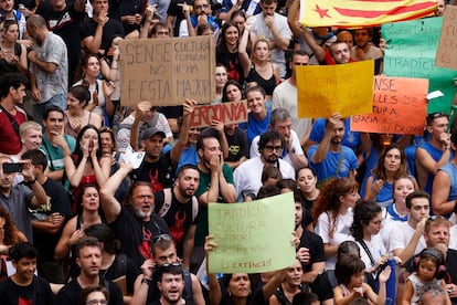 Protestas contra el distrito durante el pregón de la Fiesta Mayor de Gracia que este año tendrá dos voces gigantes: el Torradet y la Gresca, que este año celebran su 25º aniversario. Foto: Gianluca Battista