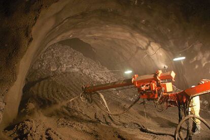 Una máquina trabaja para contener el hundimiento del túnel en el subsuelo del Carmel
.
