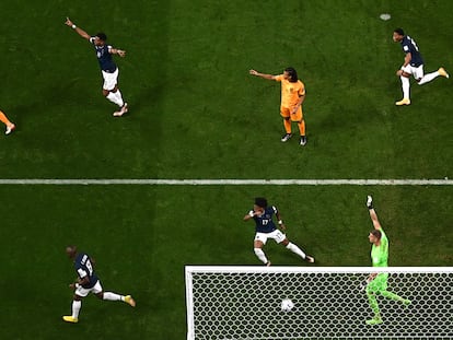 TOPSHOT - Ecuador's forward #13 Enner Valencia (BOTTOM L) celebrates scoring his team's opening goal during the Qatar 2022 World Cup Group A football match between the Netherlands and Ecuador at the Khalifa International Stadium in Doha on November 25, 2022. (Photo by Jewel SAMAD / AFP)