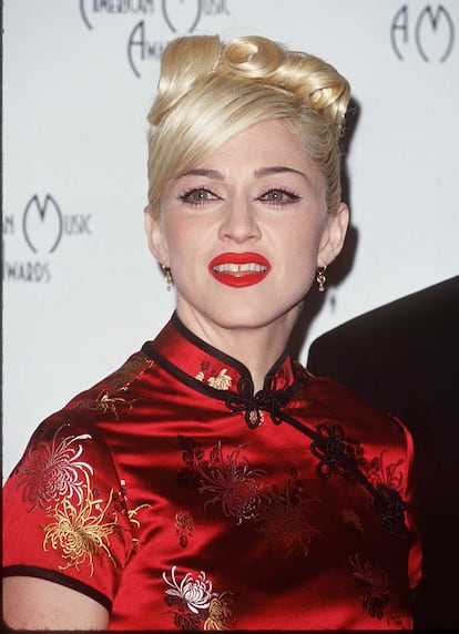 Madonna - Fundas doradas y grills con todo tipo de pedrería han sido algunas de las apuestas estéticas con las que la reina del pop ha adornado su sonrisa a lo largo de los años. Más allá de la joyería dental de la que suele hacer gala, su diastema es una de las señas de su marca personal. La separación de sus paletos, así como la de otras estrellas como Georgia May Jagger, disparó durante una temporada la demanda de tratamientos en las clínicas dentales para sumar centímetros, adrede, entre los dientes frontales.