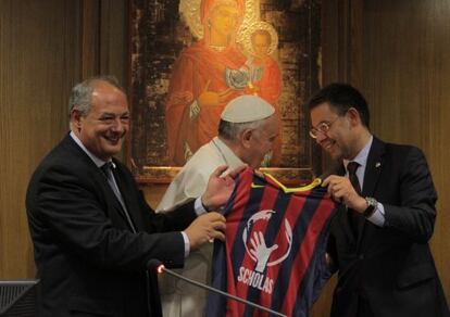 Bartomeu fa entrega d'una samarreta al papa Francesc, amb Del Corral a l'esquerra de la imatge.