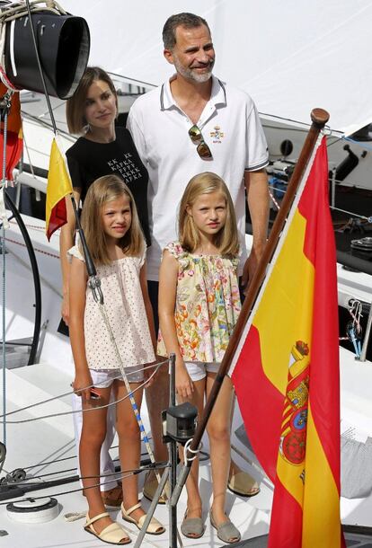 Recibidos a la entrada por el presidente del Club, Javier Sanz, y el vicepresidente, Emerico Fuster, los cuatro han posado sonrientes en la escalera para los medios gráficos, que han captado en ese momento una foto de familia parecida a las del pasado lunes en Marivent en los gestos, en la que los mayores cambios eran de vestuario.