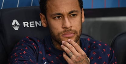 Neymar, en el banquillo del PSG durante el curso pasado.