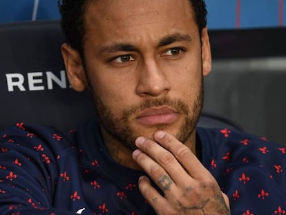 Neymar, en el banquillo del PSG durante el curso pasado.