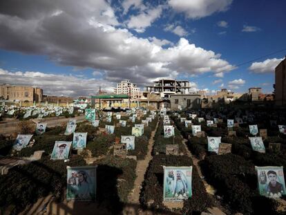 Imagen de retratos sobre las tumbas de personas muertas presuntamente en la guerra de Yemen en un cementerio de Saná.
